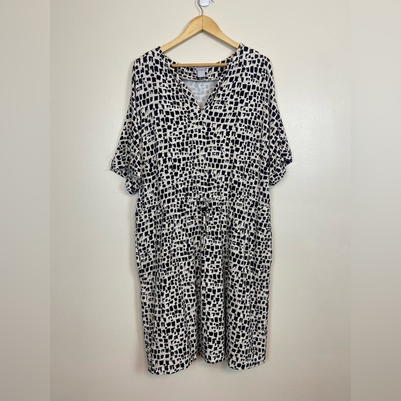 Chico’s Split Neck Tie Waist Pattern Comfy Short Sleeve Dress in Toasted Khaki - Picture 2 of 6